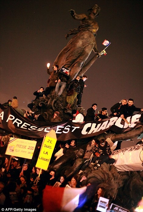 Người biểu tình vẫy cờ tại Place de la Nation, hô vang khẩu hiệu &quot;Tôi là Charlie&quot; và hát quốc ca.