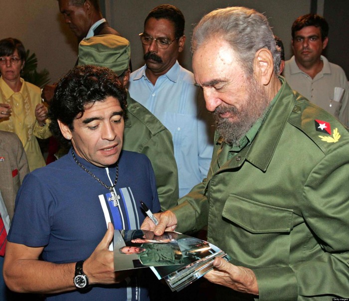 Maradona là một người bạn rất gần gũi với cựu Chủ tịch Fidel Castro. Cầu thủ bóng đá danh tiếng này cũng vừa có chuyến thăm đến Cuba.