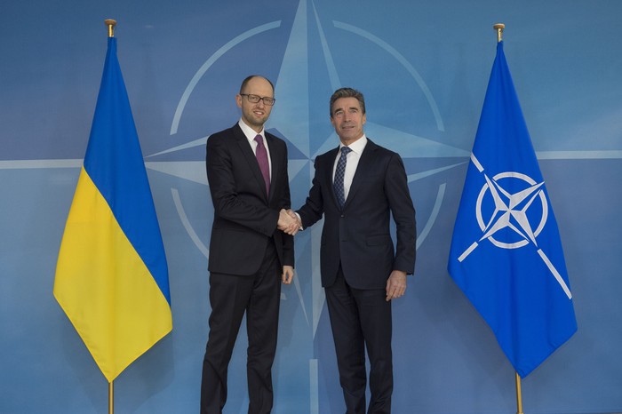 Thủ tướng Ukraine Arseny Yatsenyuk (trái) và Tổng thư ký NATO Jens Stoltenberg.