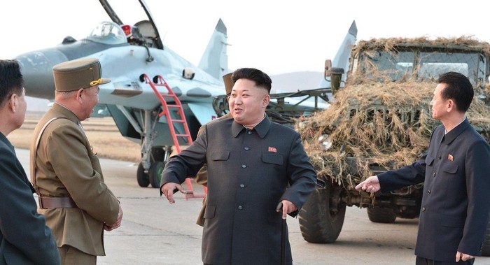 Lãnh đạo Triều Tiên Kim Jong-un (giữa).