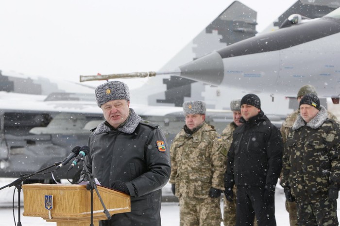 Tổng thống Ukraine Petro Poroshenko (trái).