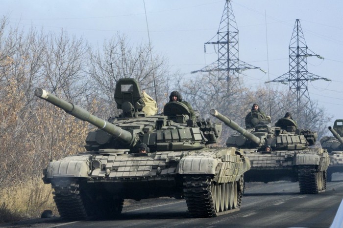 Đoàn xe bọc thép của lực lượng ủng hộ Nga di chuyển đến Donetsk ngày 10/11/2014.