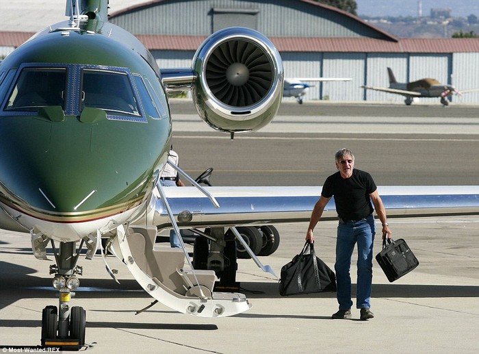 Nam diễn viên nổi tiếng bên cạnh phi cơ riêng Cessna 680 .