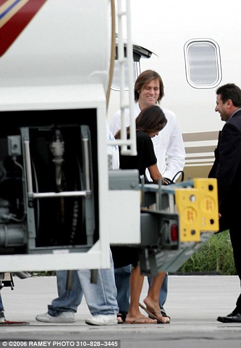 Diễn viên hài Carrney bên cạnh máy bay riêng Gulfstream V.