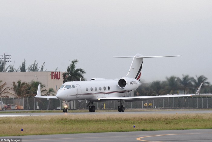Tiger Woods sở hữu một máy bay phản lực Gulfstream G550, đang rời sân bay Boca Raton trong năm 2010.