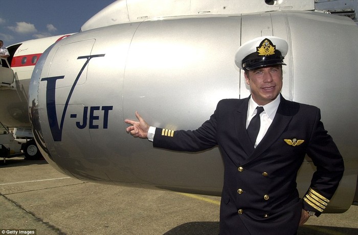 Travolta là một phi công có trình độ đã hoàn thành xuất sắc khóa huấn luyện phi công của hãng hàng không Qantas, Úc.