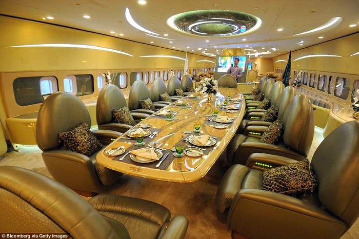 Phòng ăn dát vàng 14 chỗ ngồi có ghế thư giãn bọc da bên trong chuyên cơ của Hoàng tử Ả Rập.