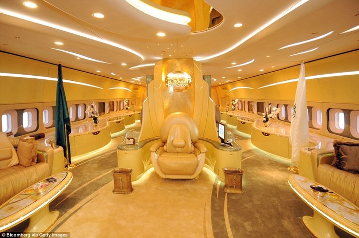 Phòng khách được thiết kế với chỗ ngồi như ngai vàng dành cho Hoàng tử al-Saud và bàn bằng đá cẩm thạch.