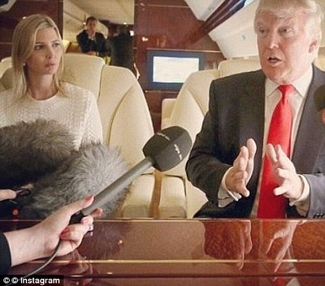 Tỉ phú Trump và con dâu Lara Yunaska trong cuộc phỏng vấn trên chuyên cơ Boeing 757.