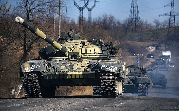 Một hàng xe tăng của phe ly khai ủng hộ Nga ở miền Đông Ukraine.