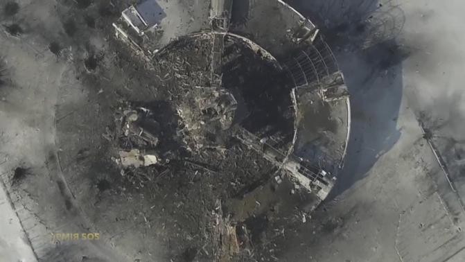 Trạm kiểm soát không lưu trong sân bay Donetsk chỉ còn là đống đổ nát sau nhiều tháng giao tranh.