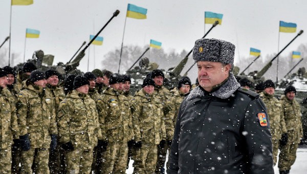 Tổng thống Ukraine Potro Poroshenko (phải).