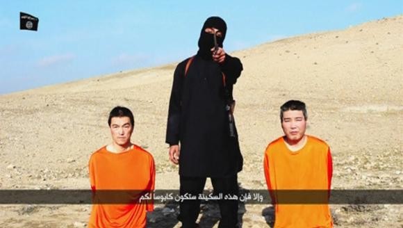 Goto (trái) bị bắt giữ khi trở lại Syria tìm kiếm người bạn mất tích (bên phải) xuất hiện trong đoạn video công bố ngày 20/1 của IS.