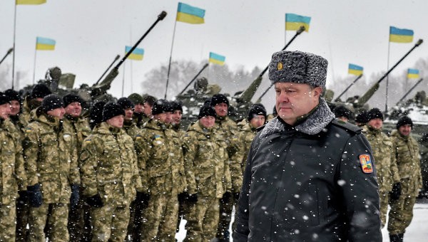 Tổng thống Ukraine Petro Poroshenko (phải).