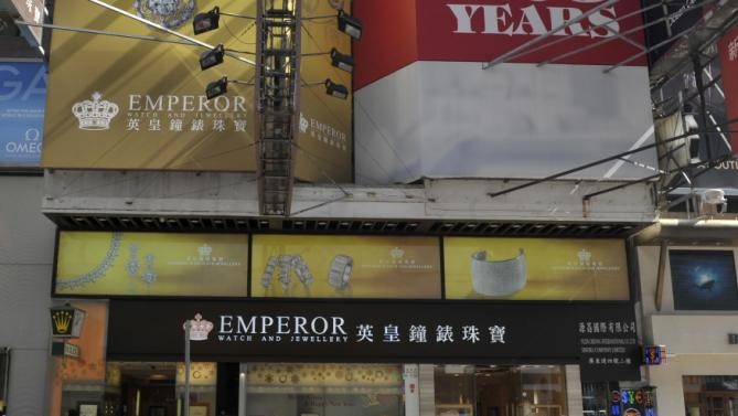 Truyền thông Hồng Kông cho biết, vụ trộm xảy ra tại cửa hàng trang sức Emperor Jewellery ở khu mua sắm Tsim Sha Tsui. Tuy nhiên, cửa hàng này đã không xác nhận vụ việc.