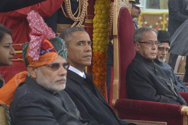 Tổng thống Mỹ và Thủ tướng Ấn Độ (bên trái ảnh) tham dự lễ diễu binh mừng Ngày Cộng hòa ở New Delhi hôm 26/1.