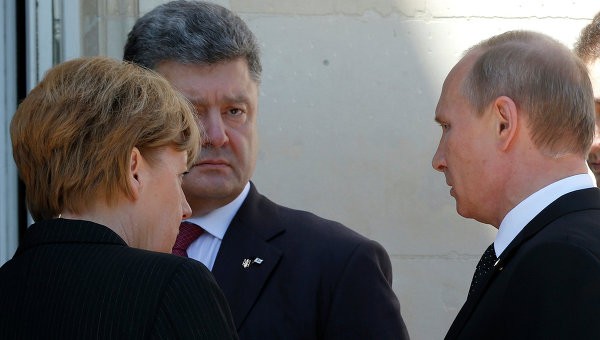 Trái sang phải: Thủ tướng Đức Angela Merkel, Tổng thống Ukraine Petro Poroshenko, Tổng thống Nga Vladimir Putin.