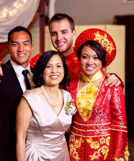 Kathy Phạm (phải) cùng gia đình.