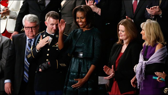 Bà Obama cùng các khách mời danh dự tại tòa nhà Quốc hội tối ngày 20/1.
