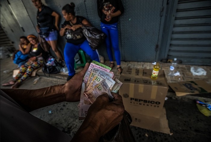 Dầu, bơ, xà phòng được bán tại các khu chợ đen ở Venezuela.