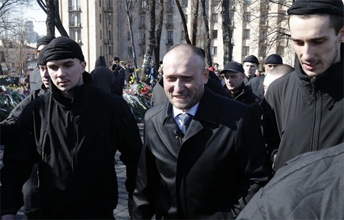 Thủ lĩnh The Right Sector Dmitry Yaros (giữa).