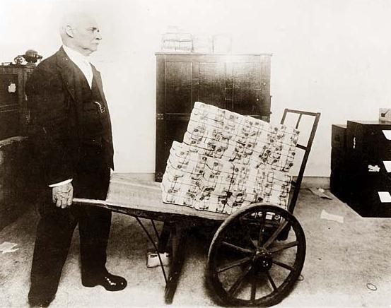 Để bồi thường chiến tranh và trang trải chi phí khác, Đức đã tăng cường in tiền.