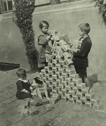 Trẻ em Đức dùng tiền chơi xếp hình.