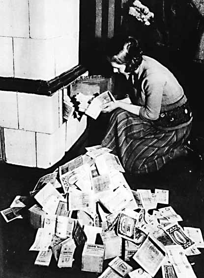 Tiền mark trở thành giấy khi siêu lạm phát xảy ra.