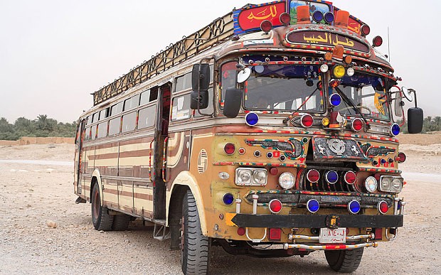 Một chiếc xe bus được trang trí khá sặc sỡ tại Syria.
