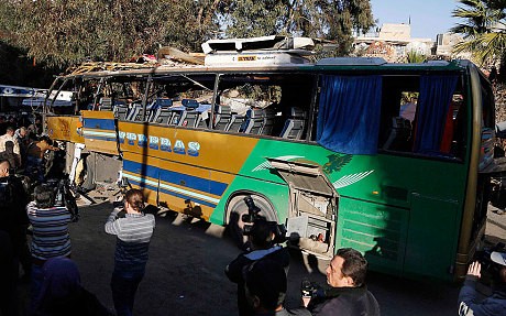 Một chiếc xe bus bị đánh bom tại Damascus.