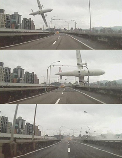 Máy bay va quệt với cầu trước khi lao xuống sông.