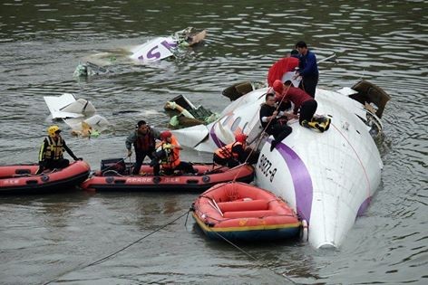 Khoảng 22 hành khách đã được giải cứu, 12 người thiệt mạng.