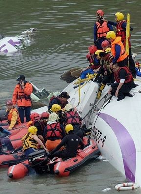 Lực lượng cứu hộ Đài Loan có mặt tại hiện trường rất nhanh sau thảm kịch.