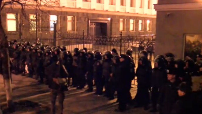Lực lượng an ninh Ukraine bảo vệ tòa nhà văn phòng Tổng thống.