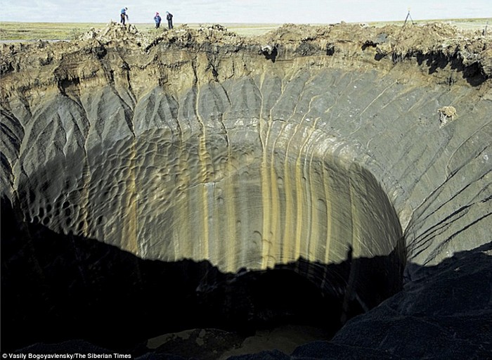 Miệng hố khổng lồ xuất hiện trên bán đảo Yamal hồi năm ngoái.