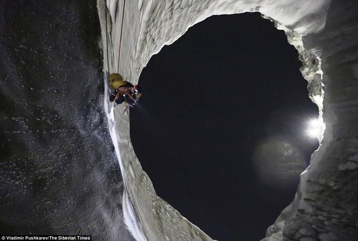 Các nhà khoa học Nga thám hiểm một miệng hố khổng lồ.