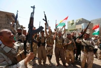 Lực lượng người Kurd ăn mừng sau khi giành lại một thị trấn từ tay IS.