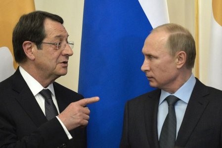 Tổng thống Síp Nicos Anastasiades nói với Tổng thống Nga Vladimir Putin trong cuộc họp bên ngoài Moscow ngày 25/2. Ảnh Reuters.