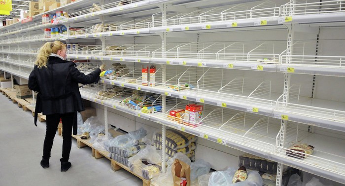 Một cửa hàng ở Ukraine không còn đủ hàng hóa cung cấp cho người tiêu dùng.