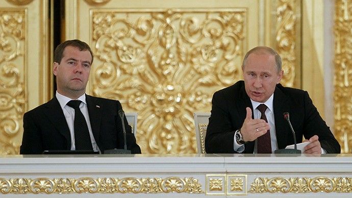 Tổng thống Nga Vladimir Putin (phải) và Thủ tướng Dmitry Medvedev.