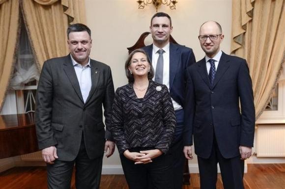 Trợ lý Ngoại trưởng đặc trách châu Âu và Âu Á Victoria Nuland (giữa) và các nhà lãnh đạo Ukraine.