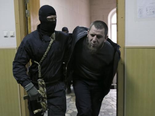 Tamerlan Eskerkhanov được hộ tống tới phiên tòa.