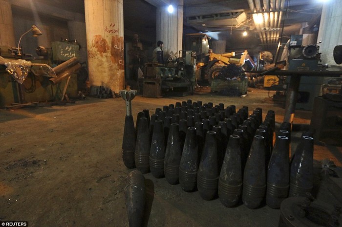Nhà máy sản xuất đạn của phiến quân Syria tại Aleppo.