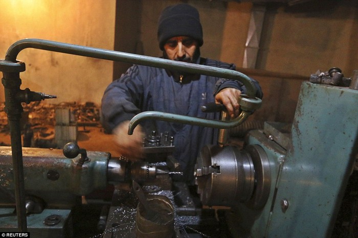 Một người đàn ông làm việc trong xưởng sản xuất Borkan ở Aleppo.