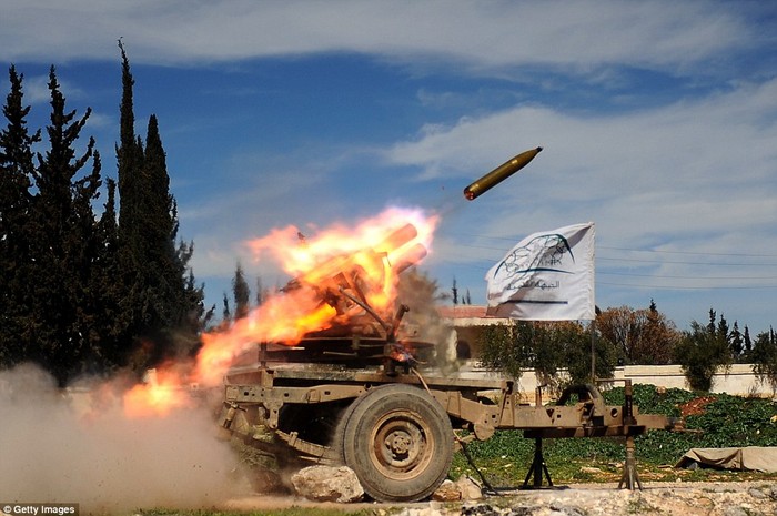Lực lượng ly khai bắn tên lửa tự chế về phía thành trì của lực lượng ủng hộ Tổng thống Bashar al-Assad.