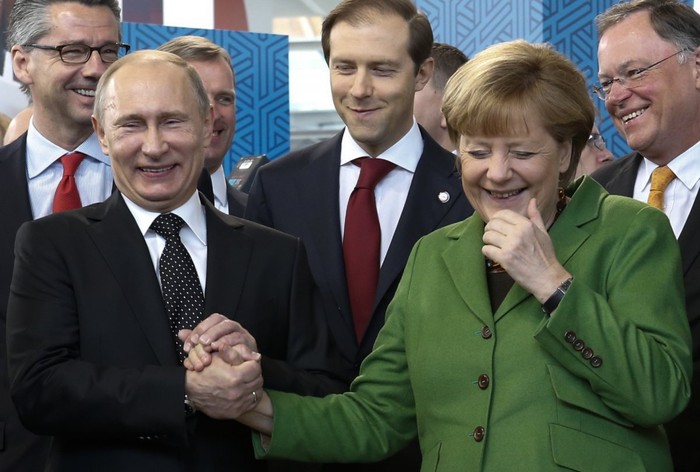 Tổng thống Nga Vladimir Putin bắt tay Thủ tướng Đức Angela Merkel.