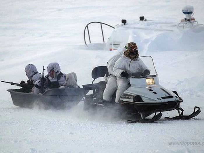 Quân đội Nga huấn luyện chiến đấu tại Bắc Cực trên đảo Kotelny, trong quần đảo New Siberian.