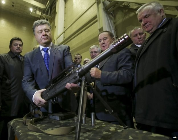 Tổng thống Ukraine Petro Poroshenko xem vũ khí).