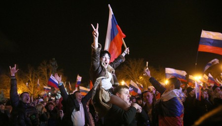 Người Crimea ăn mừng sau khi công bố kết quả trưng cầu dân ý sáp nhập vào Liên bang Nga.