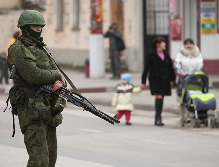 Binh sĩ Nga không đeo phù hiệu xuất hiện ở Crimea sau khi chiếm quyền kiểm soát bán đảo này trước cuộc trưng cầu dân ý.